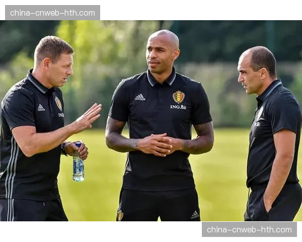 语言不通不是障碍：通过手势与眼神，看跨国组合的俱乐部球队如何沟通